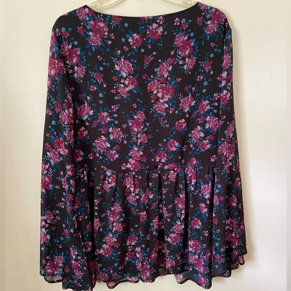 Torrid Bohemian Black Floral V-Neck Blouse Peplum Wide Bell Sleeves Size 2​ - Picture 4 of 13